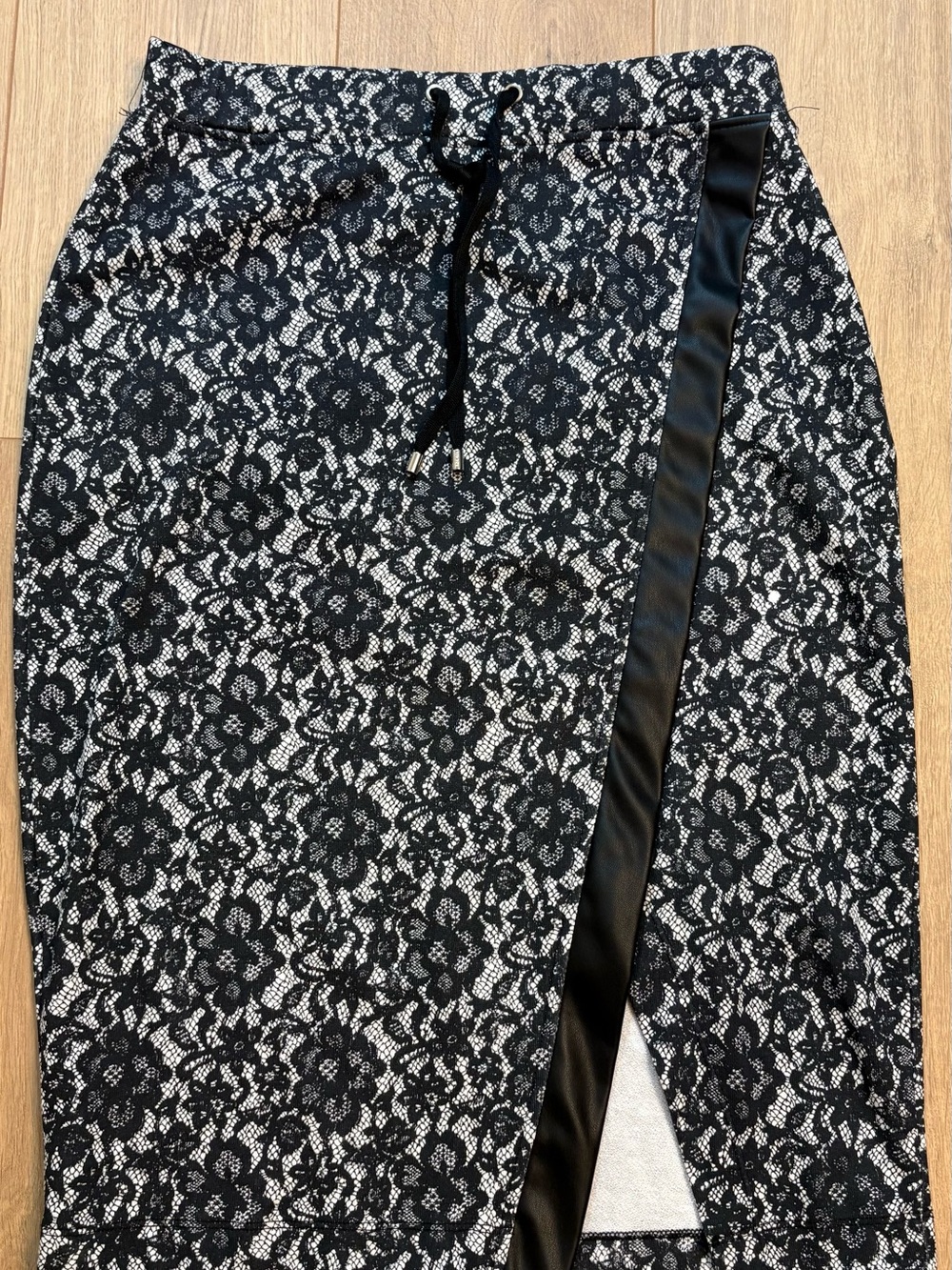 Dkny Black Lace-Overlay Pencil Skirt with Cream Underlay